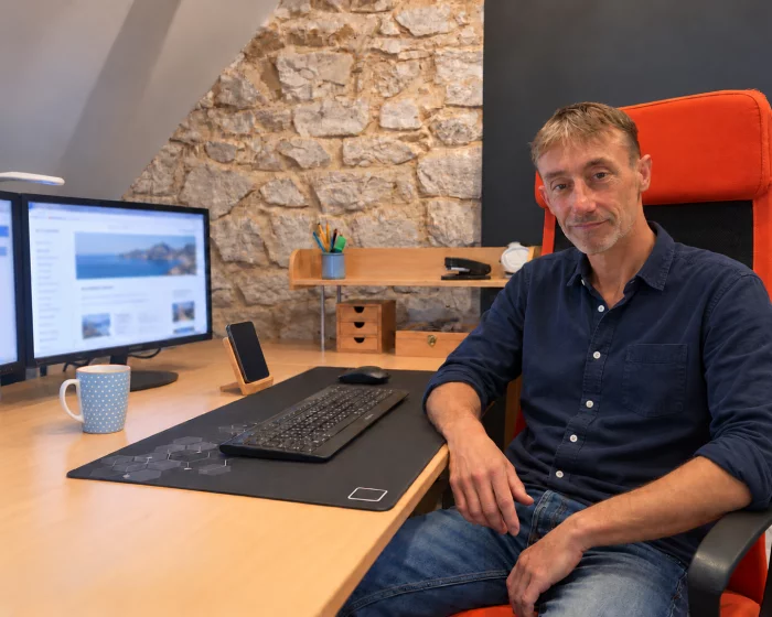 Loïg Hascoët à son bureau, développeur web indépendant à Plougoulm